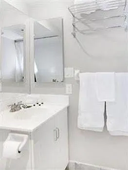 Royal Stays Suites - Blue Jays Way Toronto 4*,  Canada